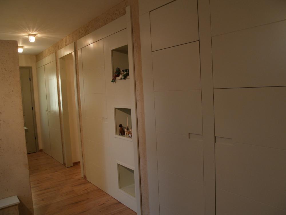 חזית שלמה של ארונות עם כניסה נסתרת לחדר עבודה