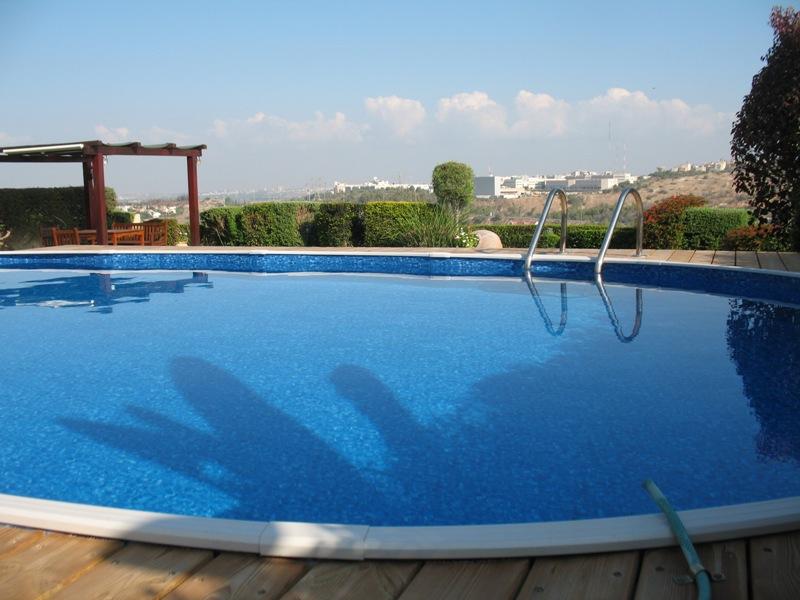 בריכת שחייה