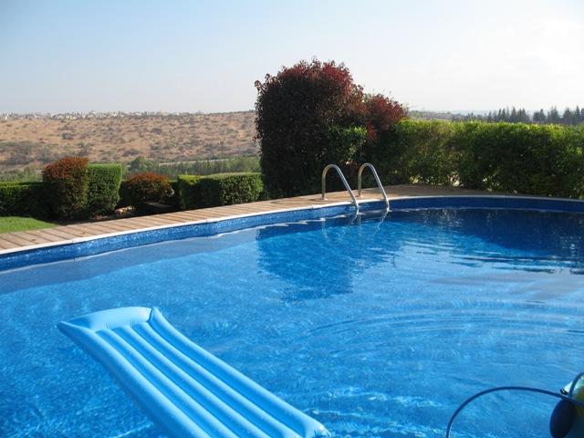 בריכת שחייה ביתית