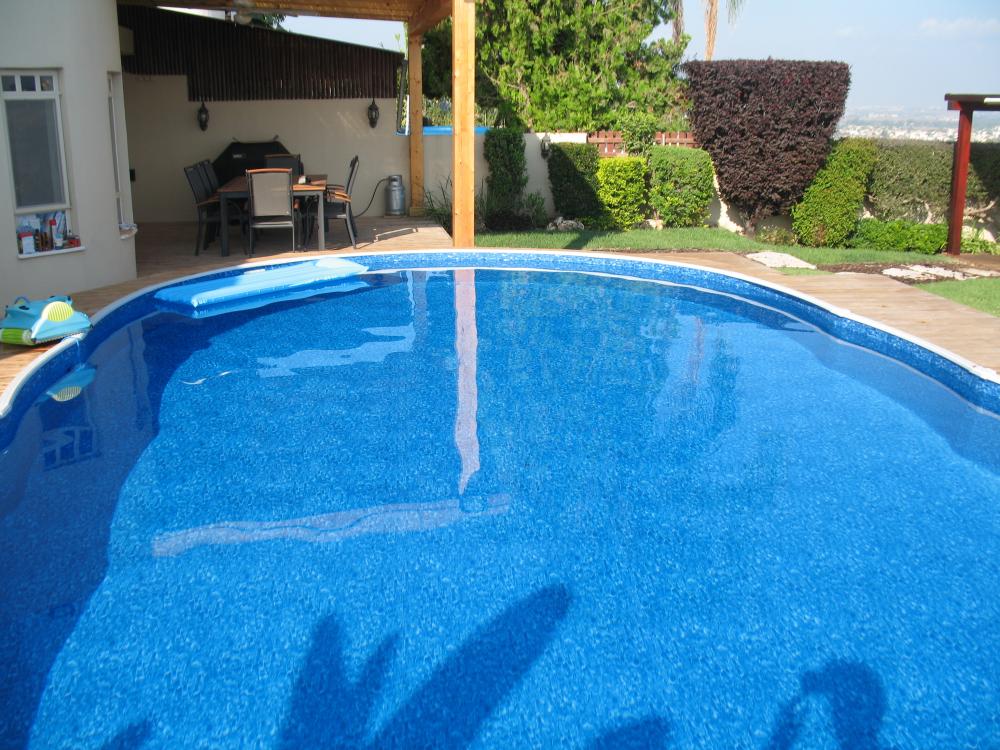 בריכת שחיה בראש העין