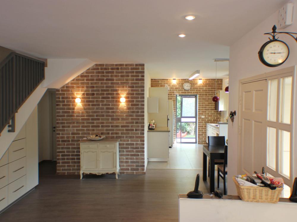 קירות הלבנים במטבח ובמבואת הכניסה