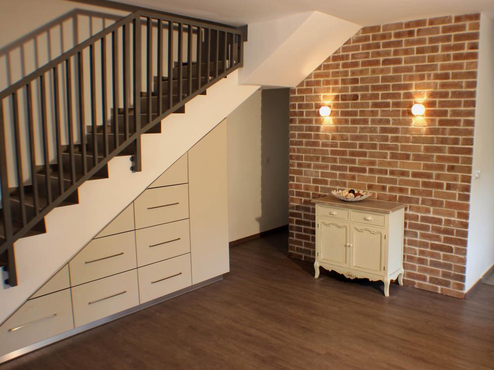 אחסון לצעצועים מתחת למדרגות