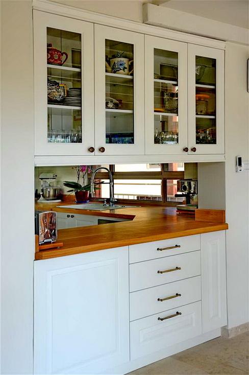 הארונות המפרידים בין המטבח לפנית האוכל