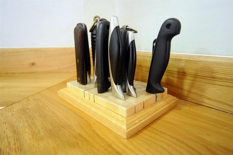 מתקן סכינים, כחלק ממשטח העץ