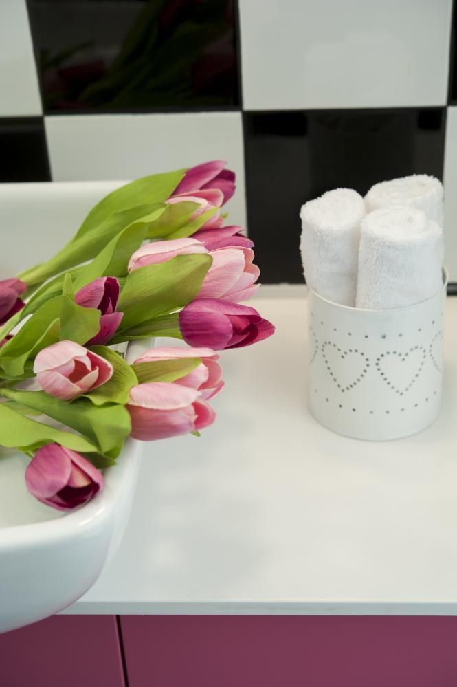 עיצוב חדר רחצה בשחור לבן דרמטי