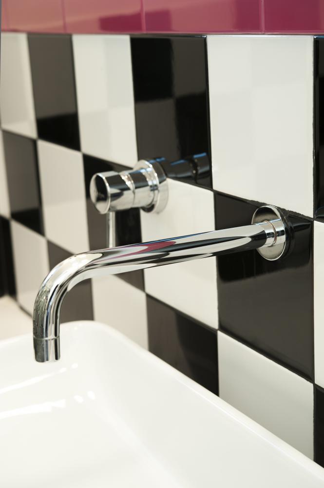 עיצוב חדר רחצה בשחור לבן דרמטי