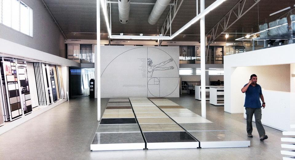 מבט מהכניסה לאולם התצוגה