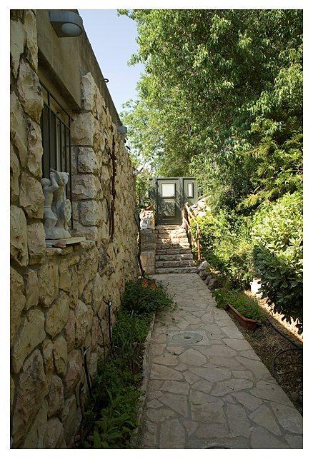 מבט מבחוץ כניסה לבית