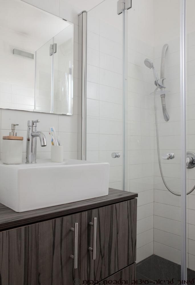 עיצוב דירה בצפון תל-אביב; חדר האמבטיה