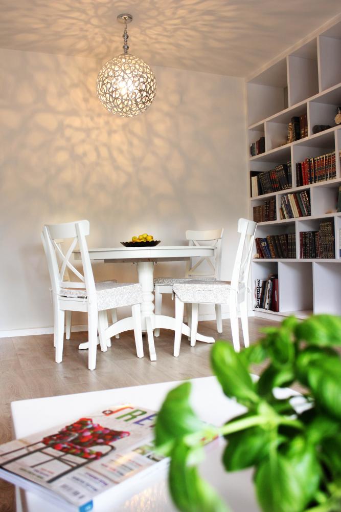 מבט לעבר פינת האוכל והספריה