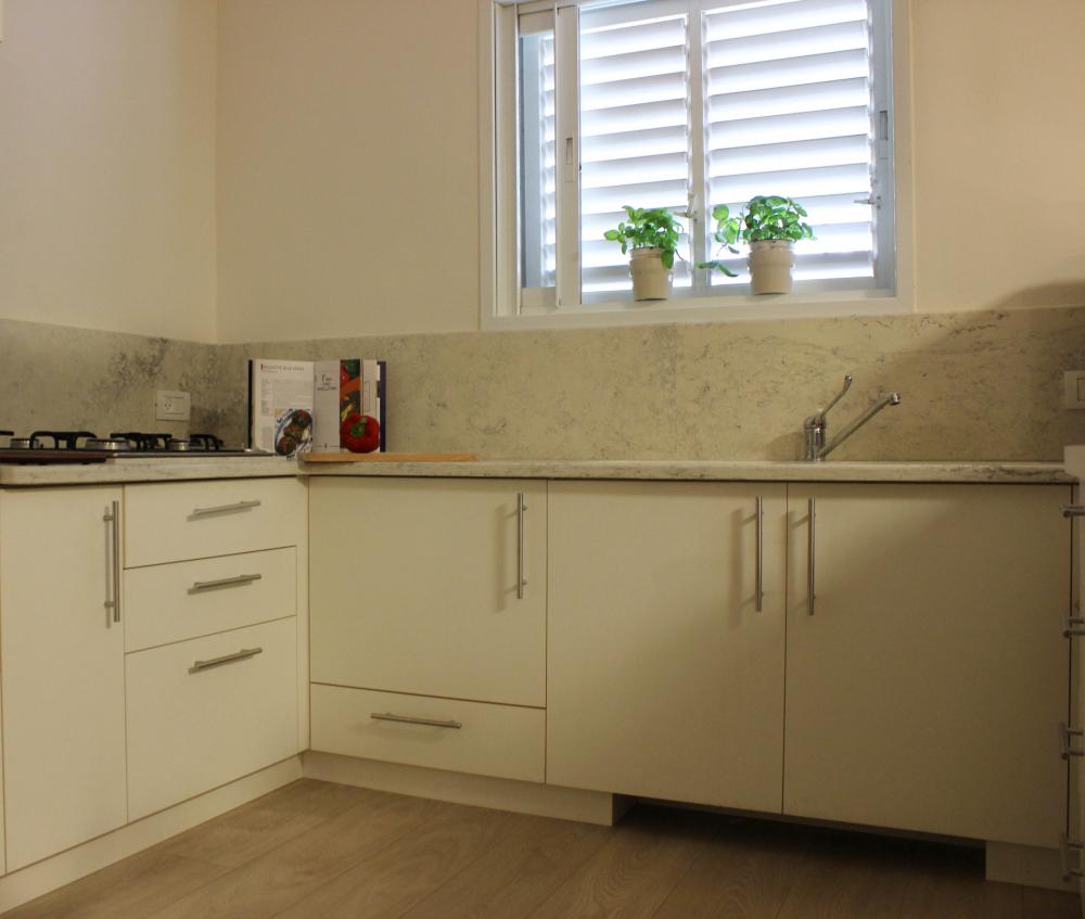 מבט לעבר המטבח