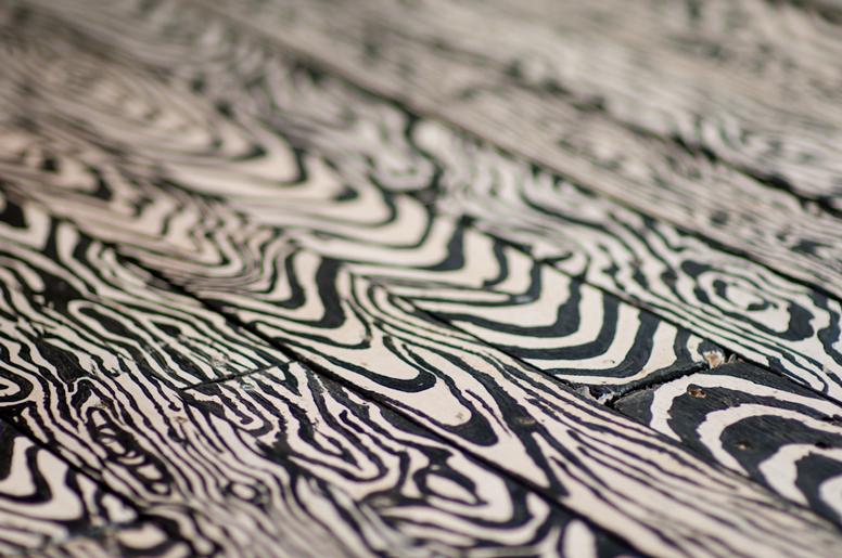 רצפת משטחי עץ ישנים צבועים ומצויירים ביד