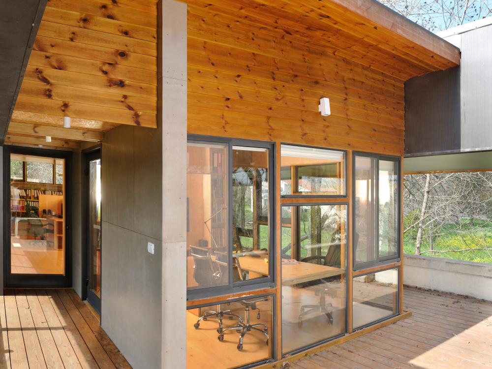 מבט חוץ למשרד