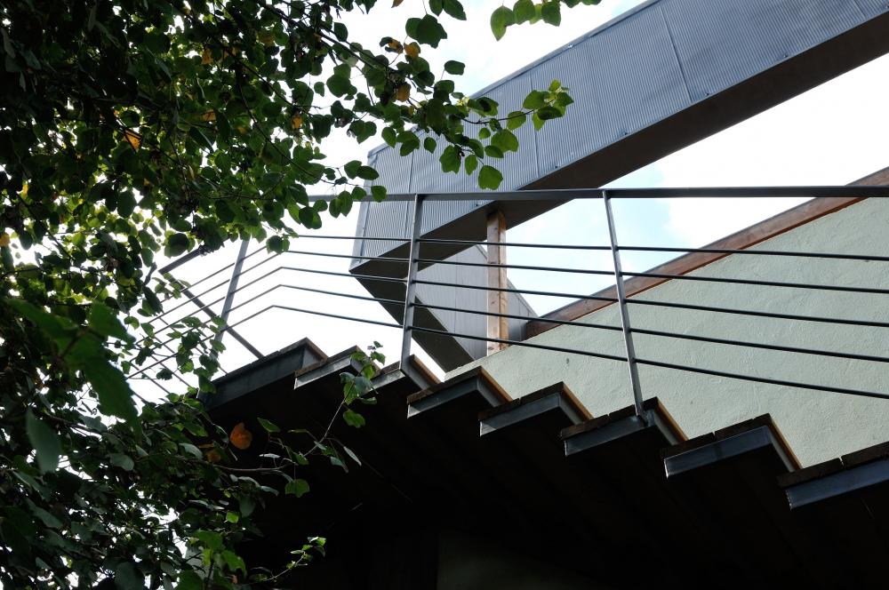 הכניסה למשרד- מדרגות