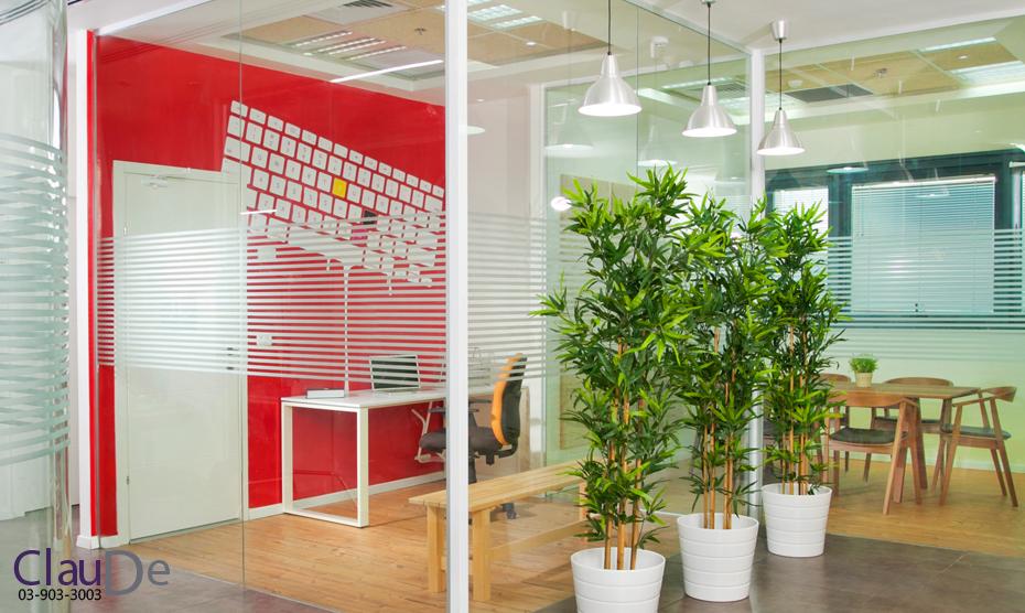 מבט לסטודיו גרפי ומבט לחדר ישיבות - עיצוב משרד