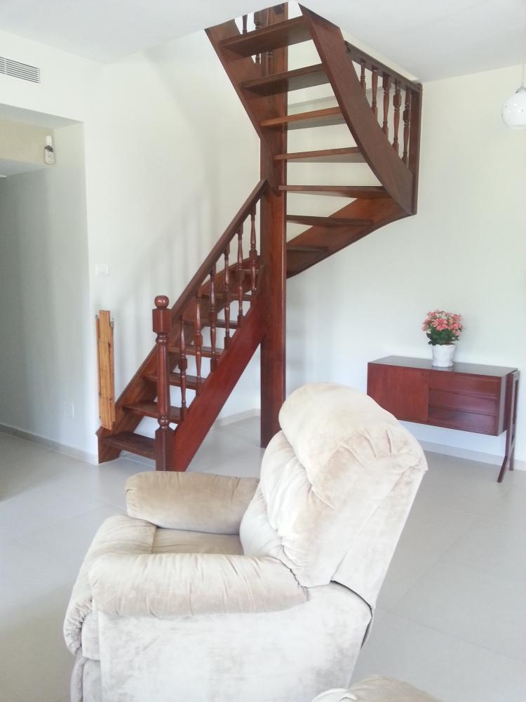 מבט מהסלון אל גרם המדרגות