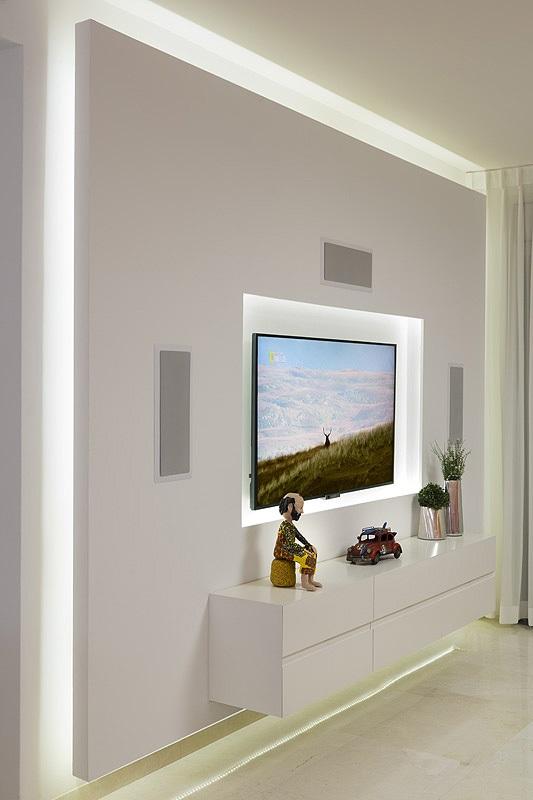 מבט אל קיר הצפיה בסלון