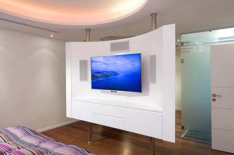 קיר צפיה מעוגל בחדר שינה הורים