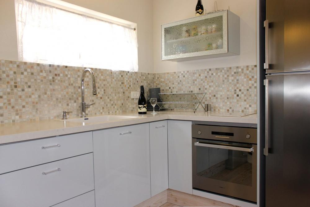 תקריב אל המטבח בדירת נופש