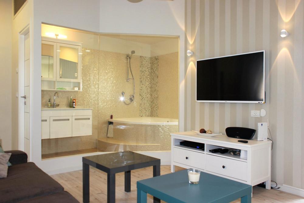 דירת נופש, מבט מהסלון אל הג'קוזי שבמקלחת