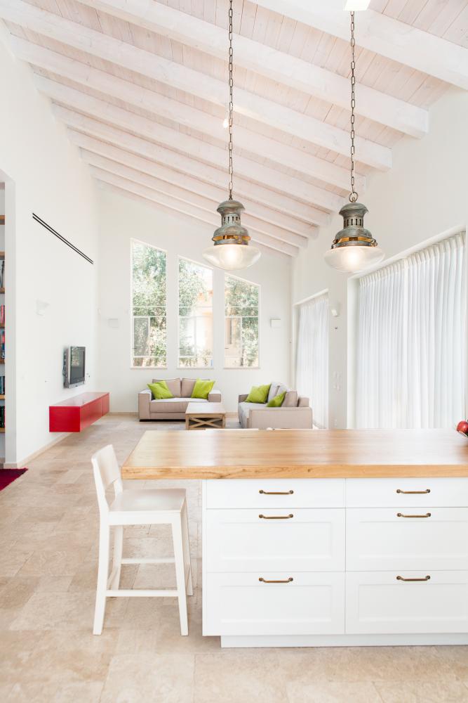 מבט אל הסלון מהמטבח