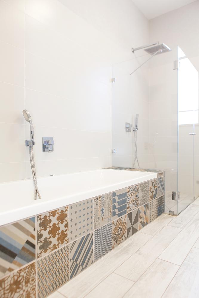 עיצוב אמבטיה בשילוב אריחי קרמיקה