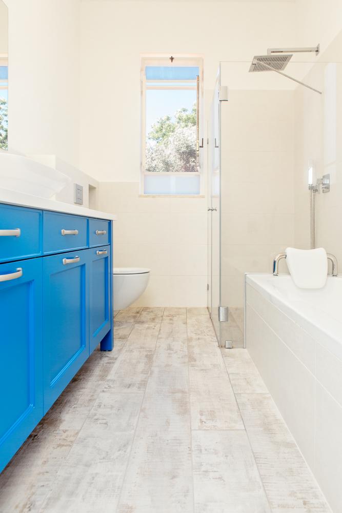 עיצוב חדר רחצה הורים