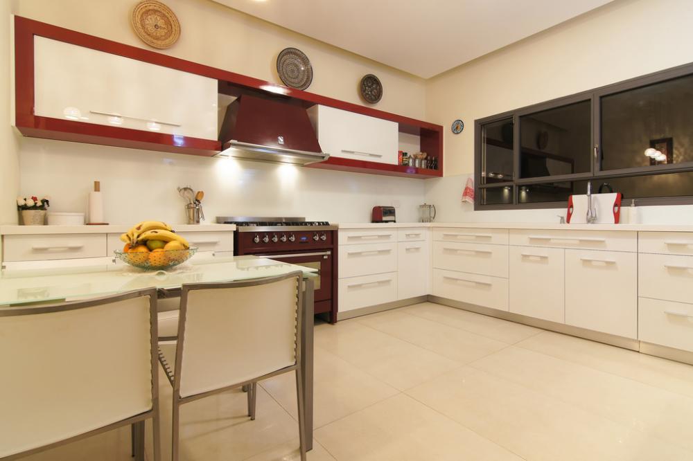 מטבח מודרני עם תאורה נסתרת