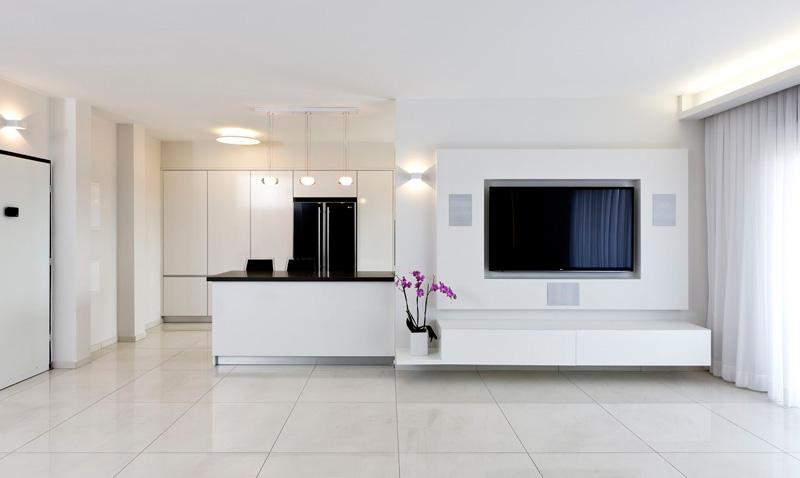 קיר הטלוויזיה והמטבח המאובזר