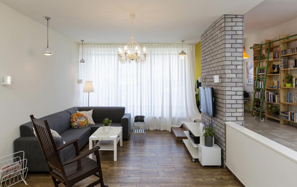 הסלון והספרייה בפינת העבודה