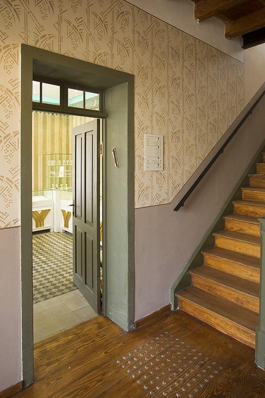 הכניסה לחנות