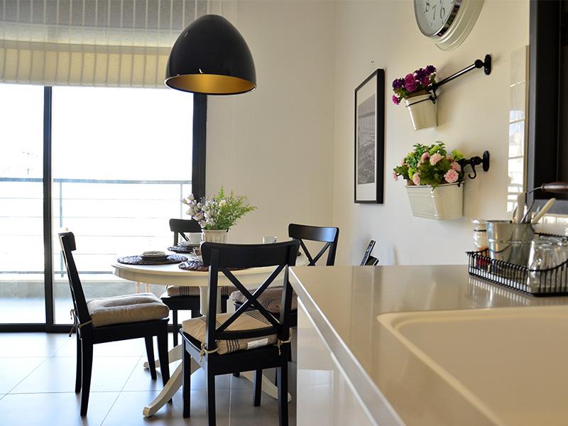 מבט לפינת האוכל