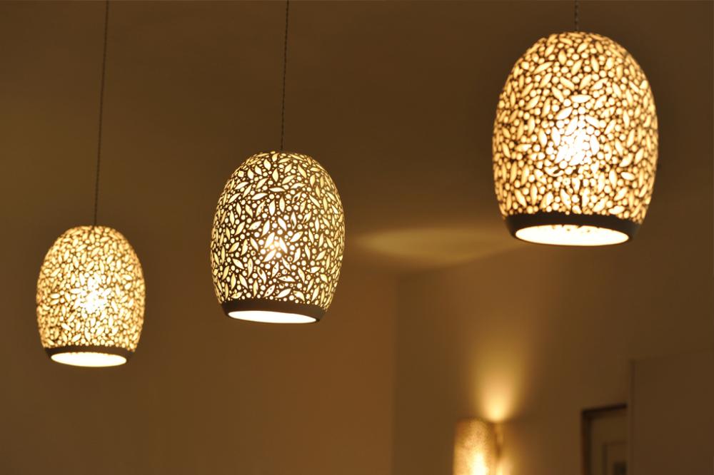 גופי תאורה במראה תחרה מעל האי