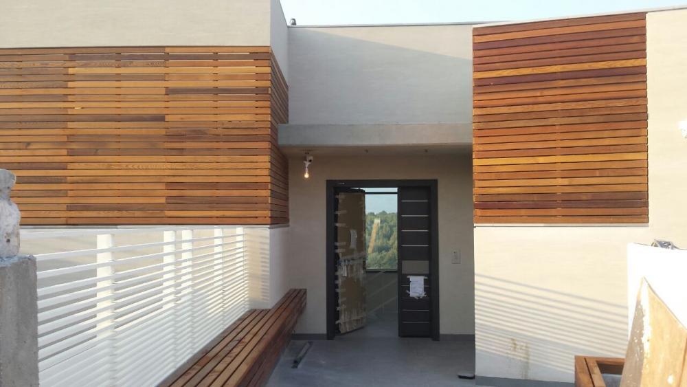 חיפוי קיר בעץ ארז