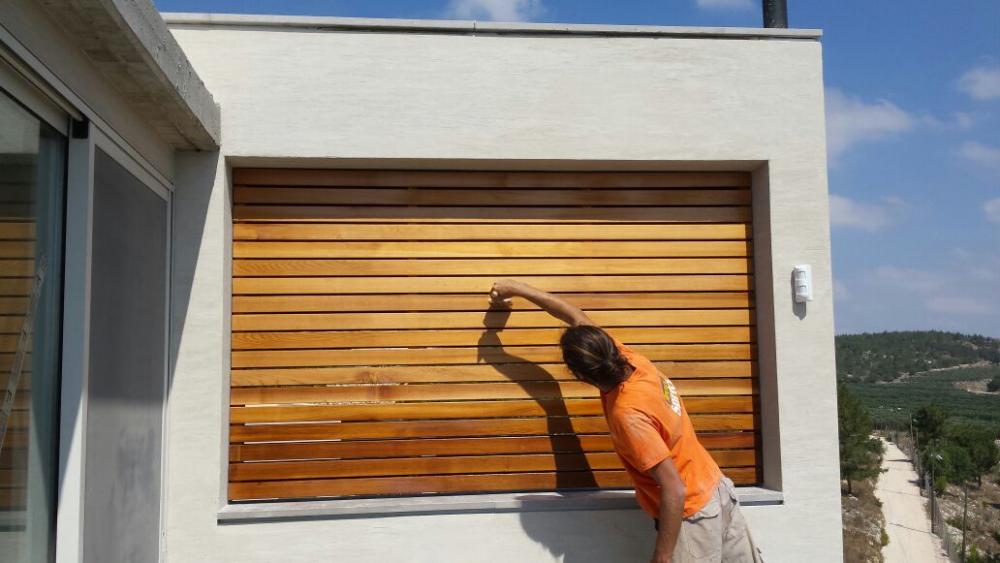 צביעת חיפוי קיר מעץ