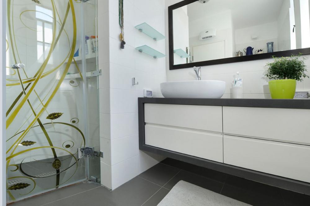 חדר הרחצה הורים-אחרי השיפוץ