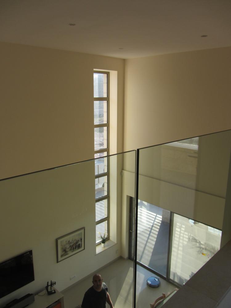 מבט מגלריה לחדר מגורים