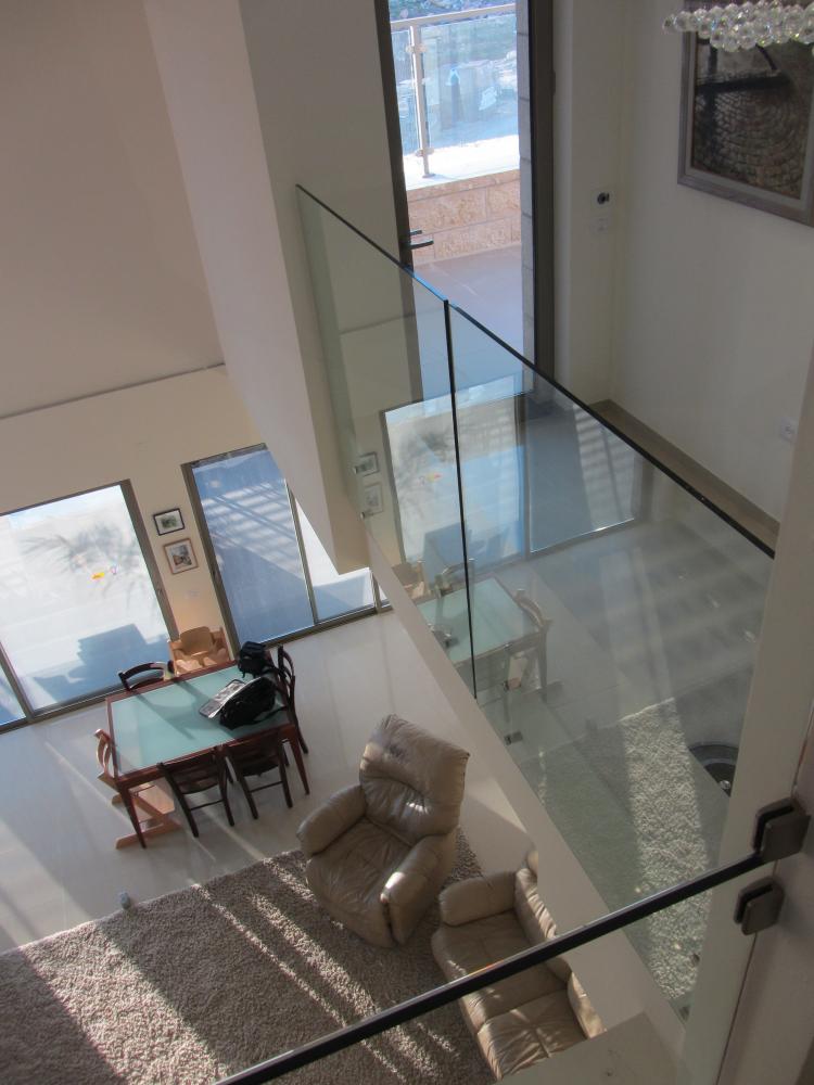 מבט מקומה-א