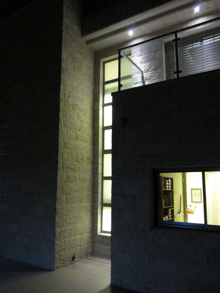 מבט מהחצר בלילה