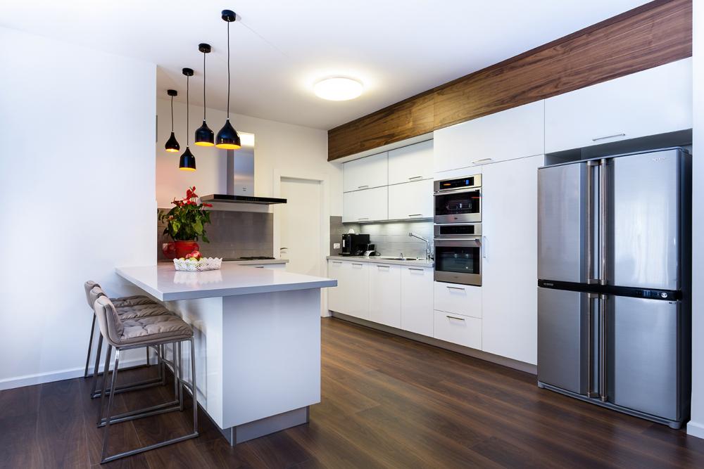 חלל פתוח-מבט אל האי במטבח