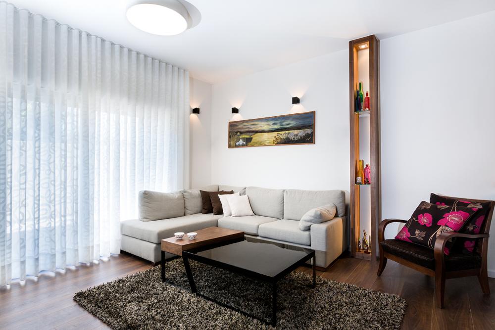 מבט אל חלל המגורים וחלון היציאה למרפסת