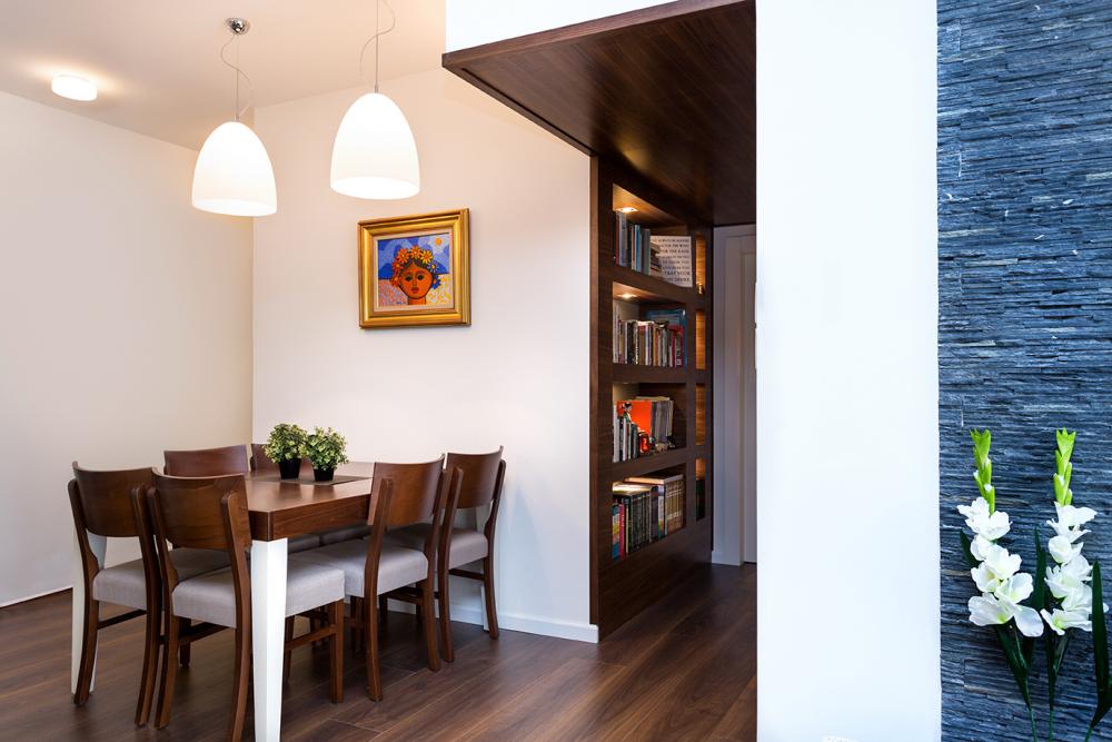 מבט אל פינת האוכל והסיפריה השקועה