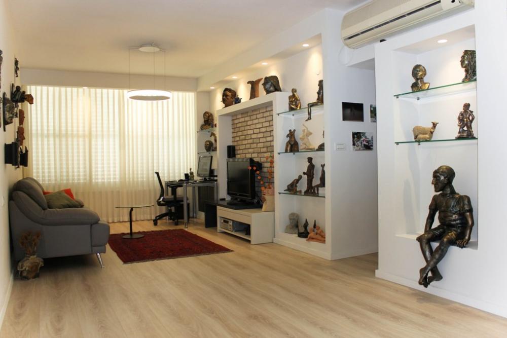 הסלון, מבט נוסף