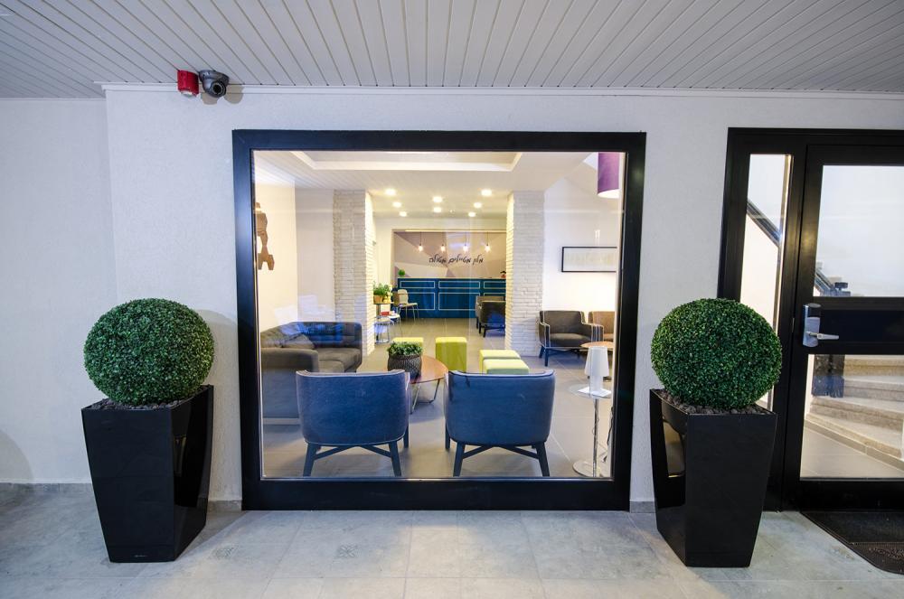 כניסה למלון