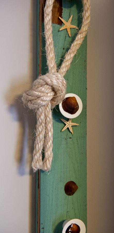 מתלה מחתיכת עץ ישנה מהמחסן