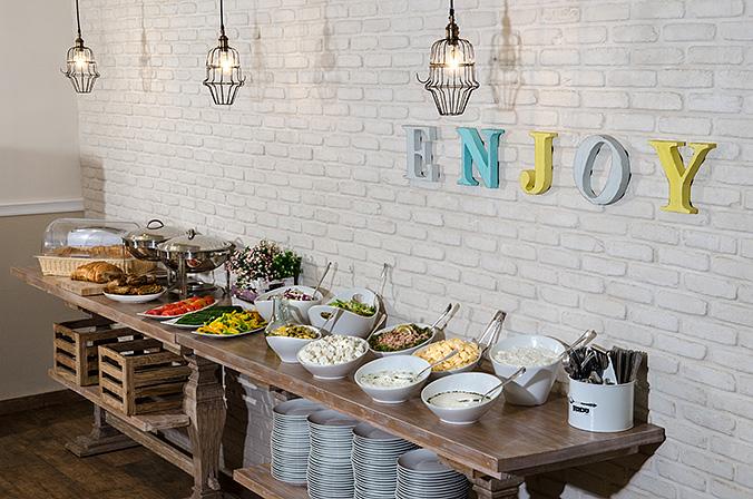 מבט על הבופה בחדר האוכל