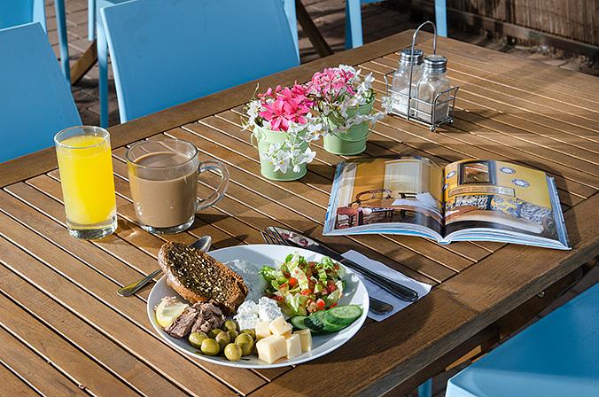 רהוט החוץ בחדר האוכל