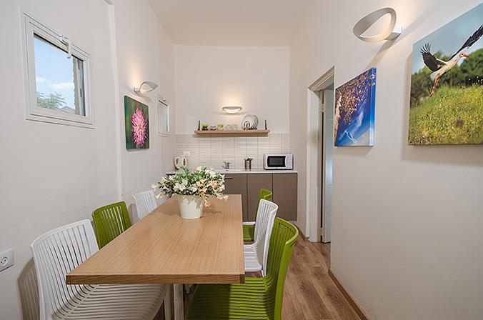 פינת אוכל בחדרי האירוח המשפחתיים