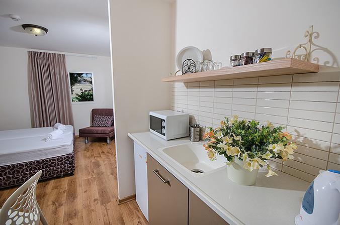 חדר האירוח והמטבחון