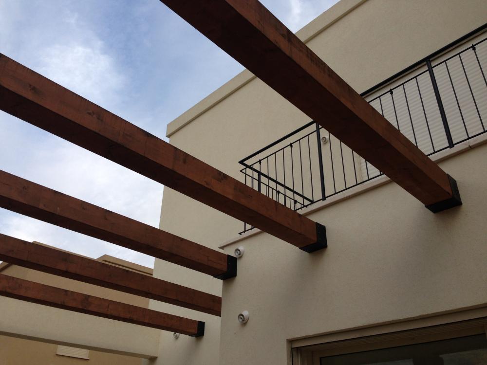 פרגולה וחזית אחורית.